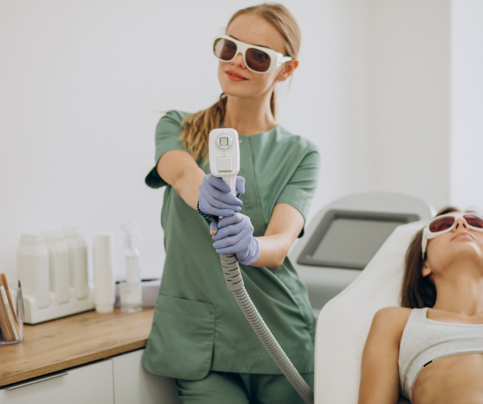 Quante sedute di epilazione laser servono davvero per eliminare i peli?
È una delle richieste che riceviamo più spesso durante le consulenze presso EPLaser Clinic Torino.
Molte persone arrivano nel nostro centro convinte che esista una risposta universale: 5 sedute, 8 sedute o 10 sedute e il problema è risolto.
La realtà, però, è diversa.
Quando si parla di quante sedute epilazione laser siano necessarie, non esiste una risposta uguale per tutti. Ogni persona presenta caratteristiche differenti e reagisce al trattamento in modo diverso.