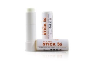 Proteggi i tuoi tatuaggi dai raggi UV con una protezione solare ad alto SPF. Stick Solare SPF 50+ Natura Oggi per la protezione dei tatuaggi dal sole